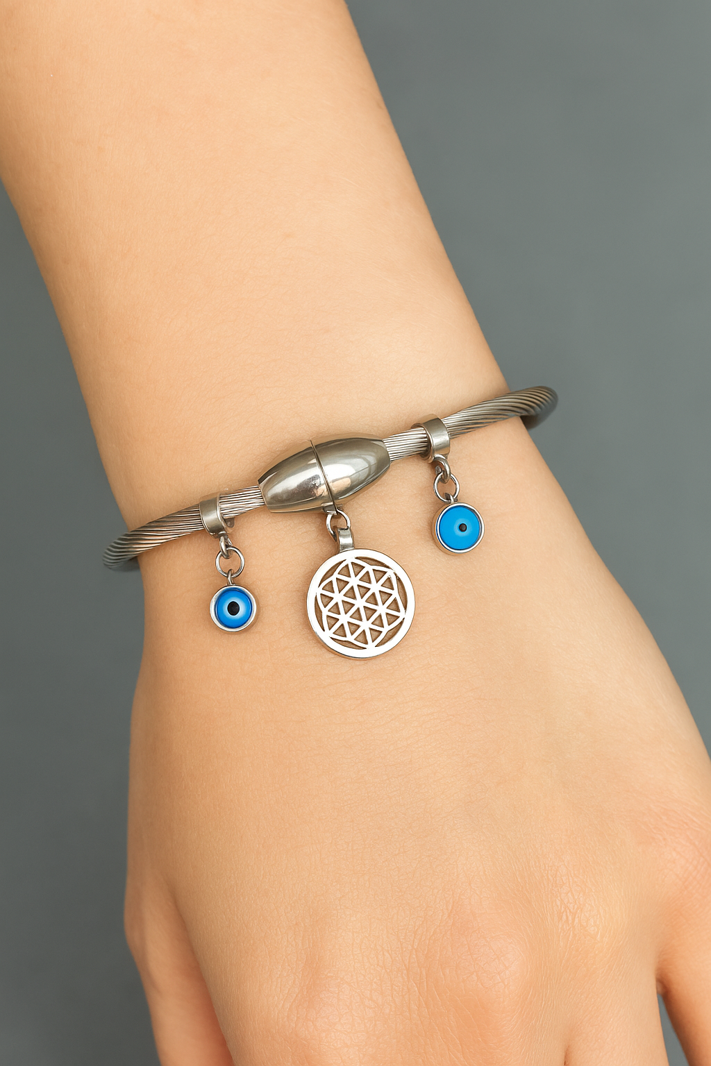 Gümüş Renk Nazar Boncuklu ve Geometrik Desenli Charm Bileklik