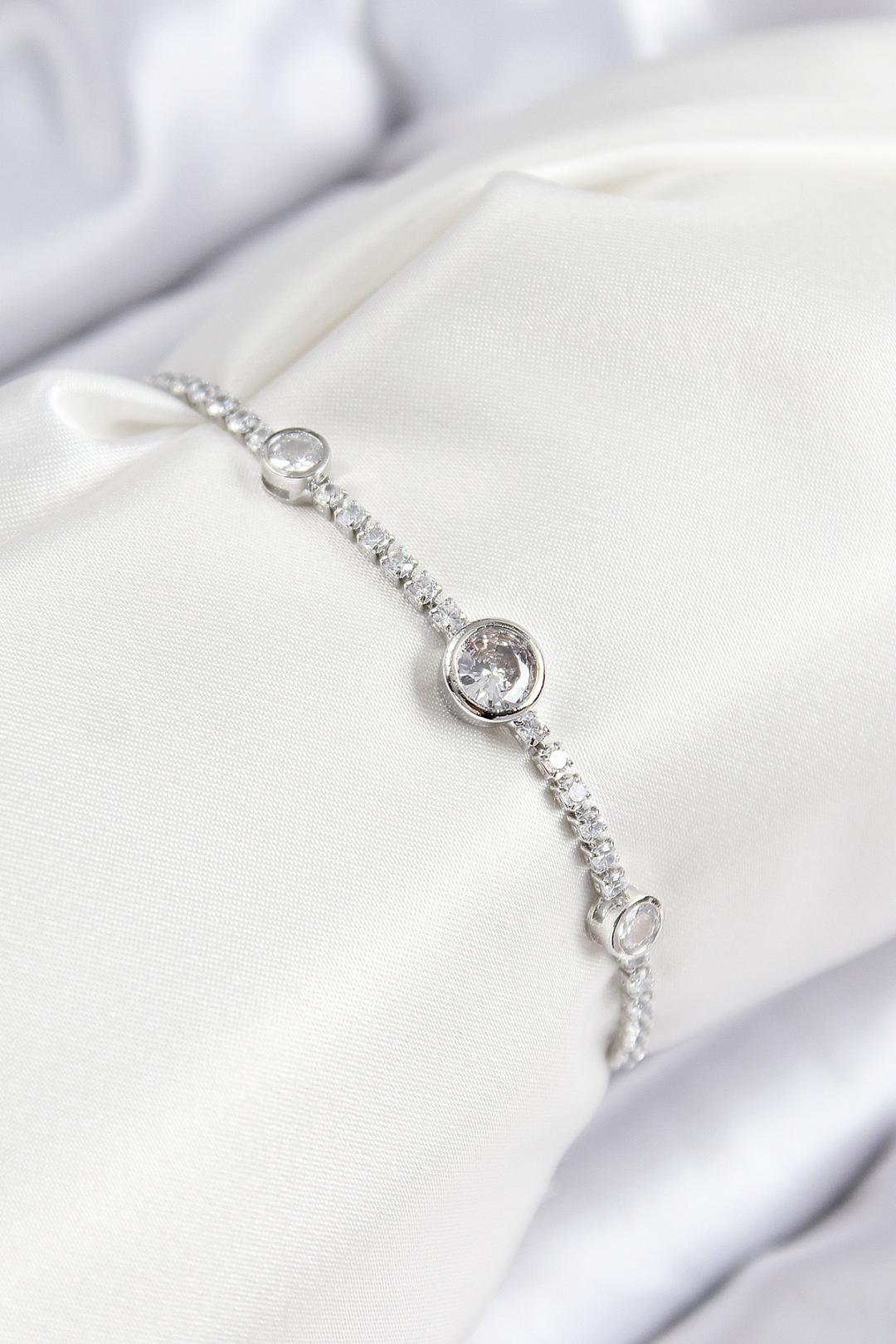 Pirinç Zirkon Taşlı Daire Model Gümüş Renk Asansörlü Kadın Bileklik