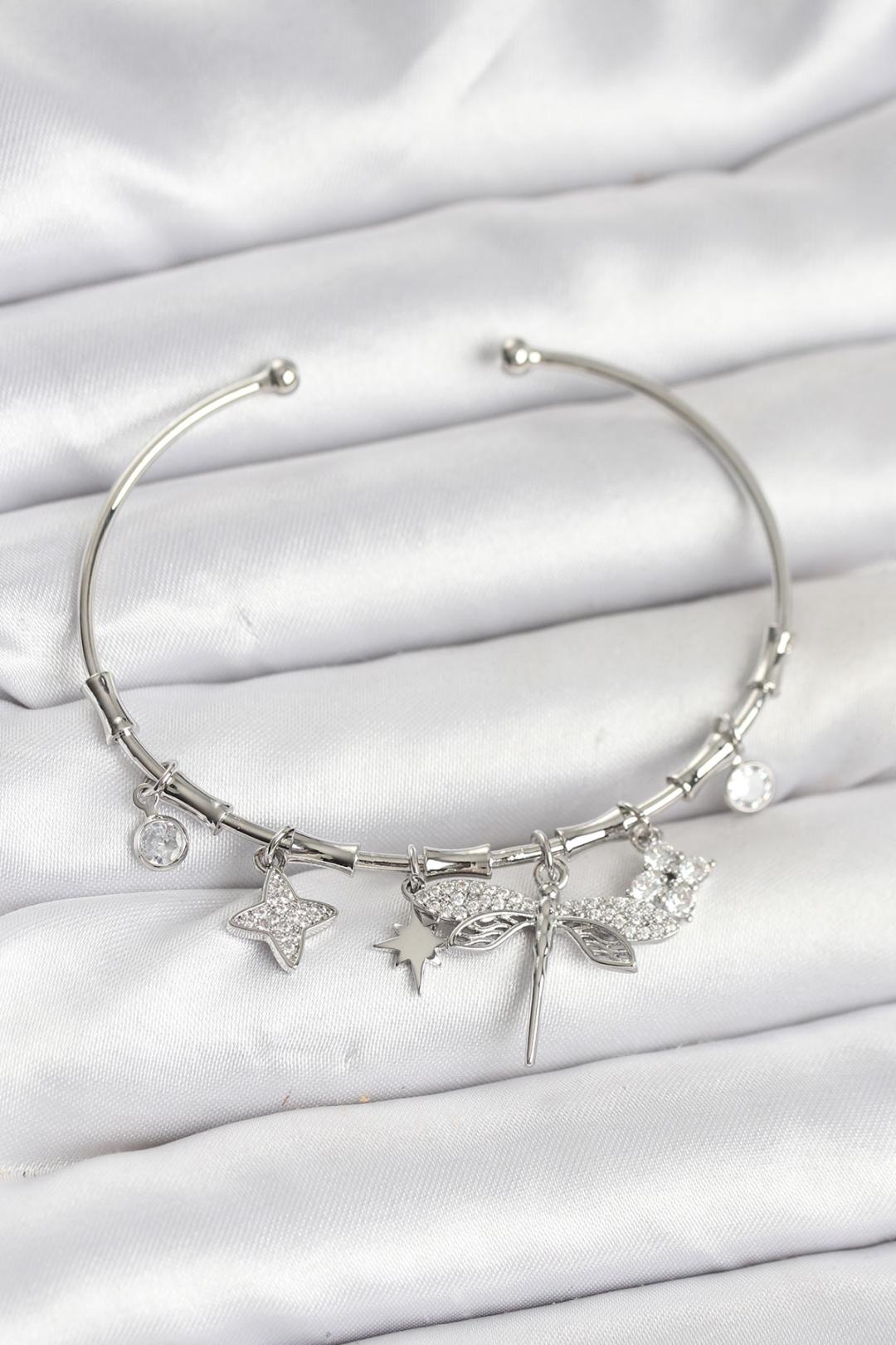 Yusufçuk Charmlı Gümüş Renk Pirinç Kadın Bileklik BB8046